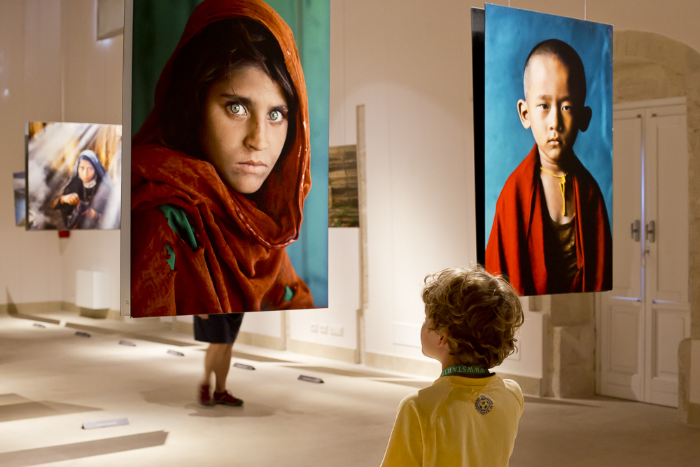 Italian Photographer visiting a Steve McCurry exhibition and the famous Afghan Girl Portrait