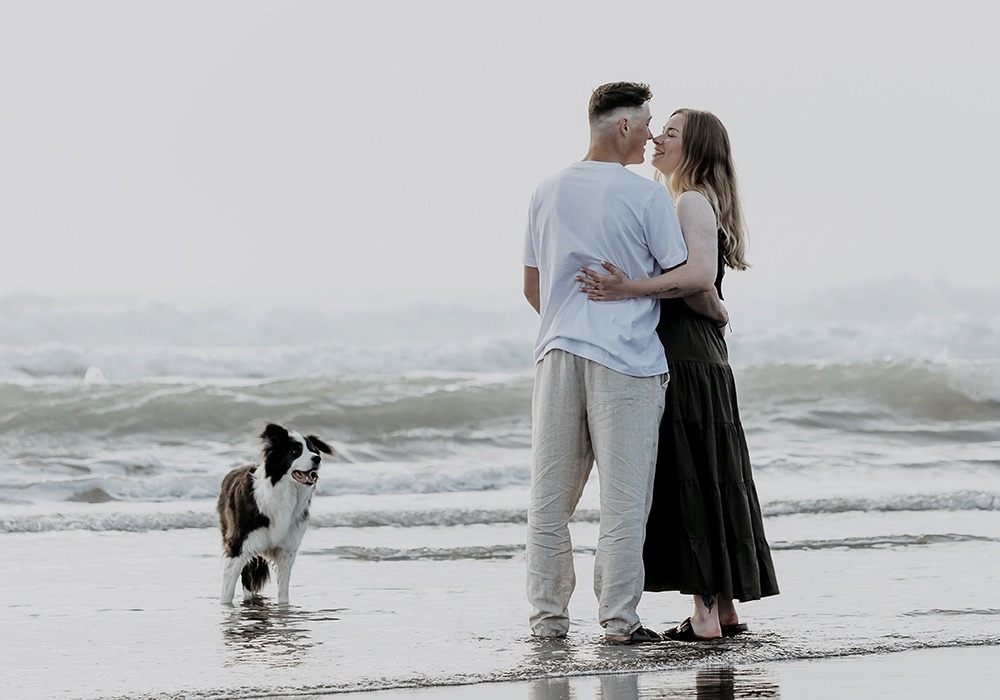 Gorgeous portraits in Italy with a couple and their dog