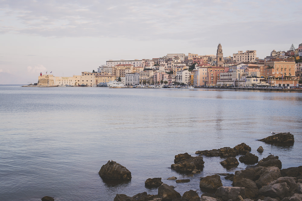 Location ideas for family vacation portraits in italy, Gaeta and Sereop are beautiful beaches to have family portraits with Etta Images
