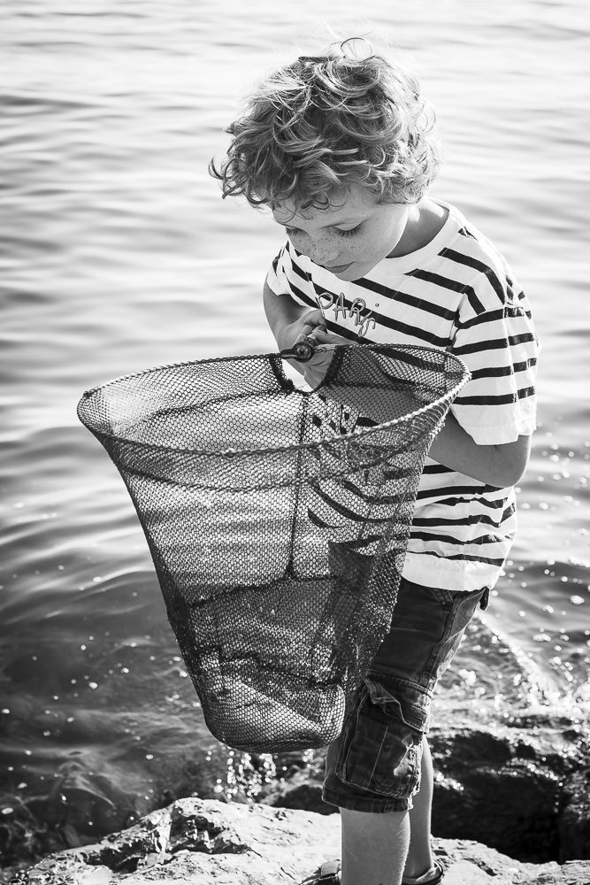 Vacation Photos in Italy with family: fishing with just a net along the Serapo Beach, Italy