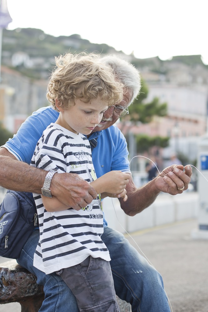 Crab fishing with a local on the promenade of Gaeta.. Great activities for Family Portraits Italy, Etta Images Italy