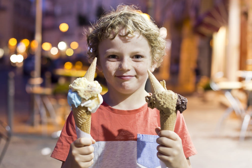 Eating gelato in Italy, fun things to do with children during family portraits, Etta Images Italy